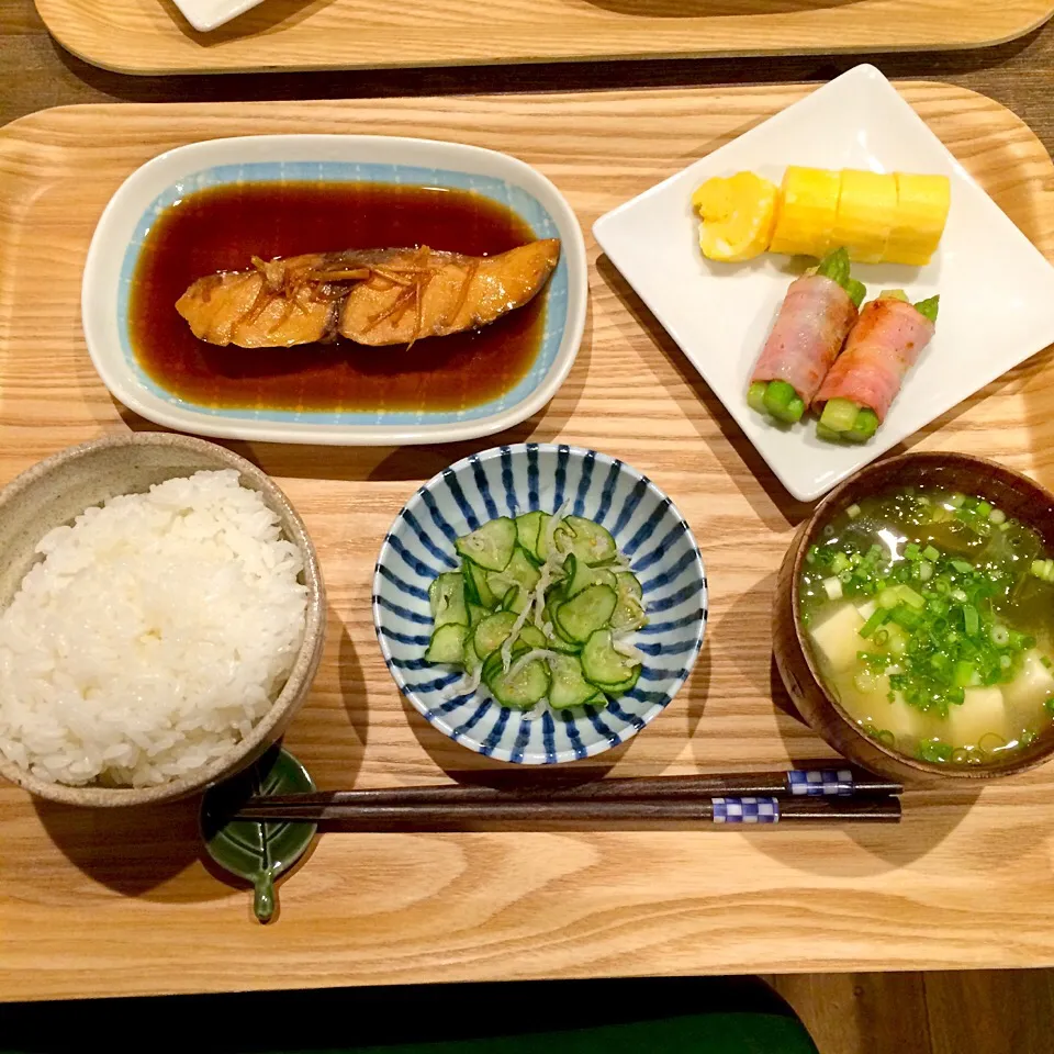 レンジで煮魚、レンジでだし巻き卵、きゅうりとジャコの酢の物、アスパラベーコン|Nao Yamadaさん