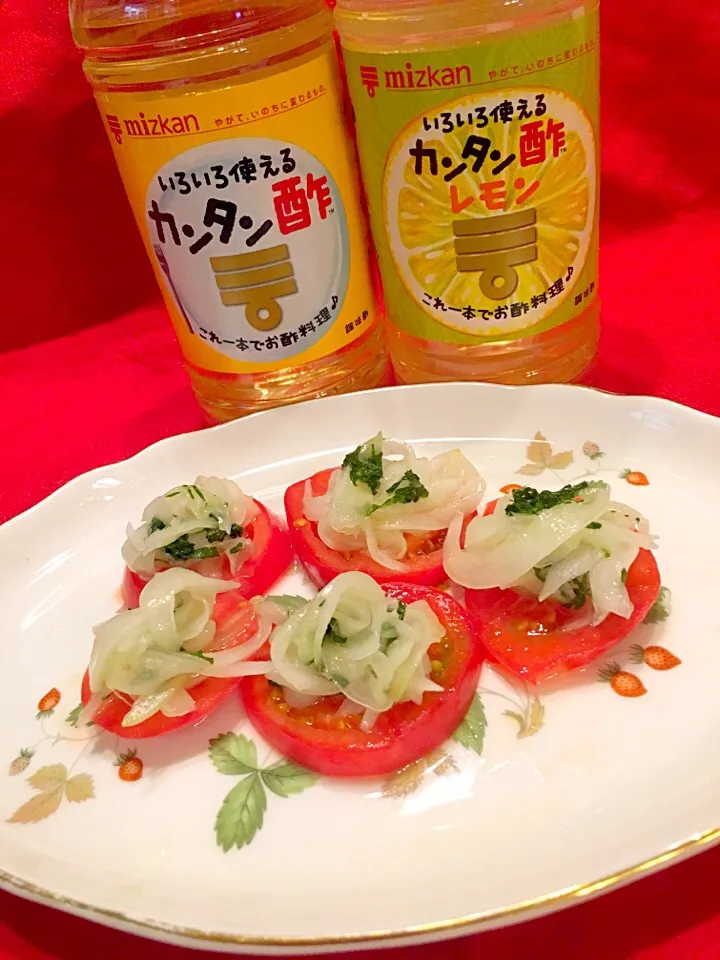 Snapdishの料理写真:かんたん酢で 玉ねぎのマリネとトマトのサラダ|まるまさん