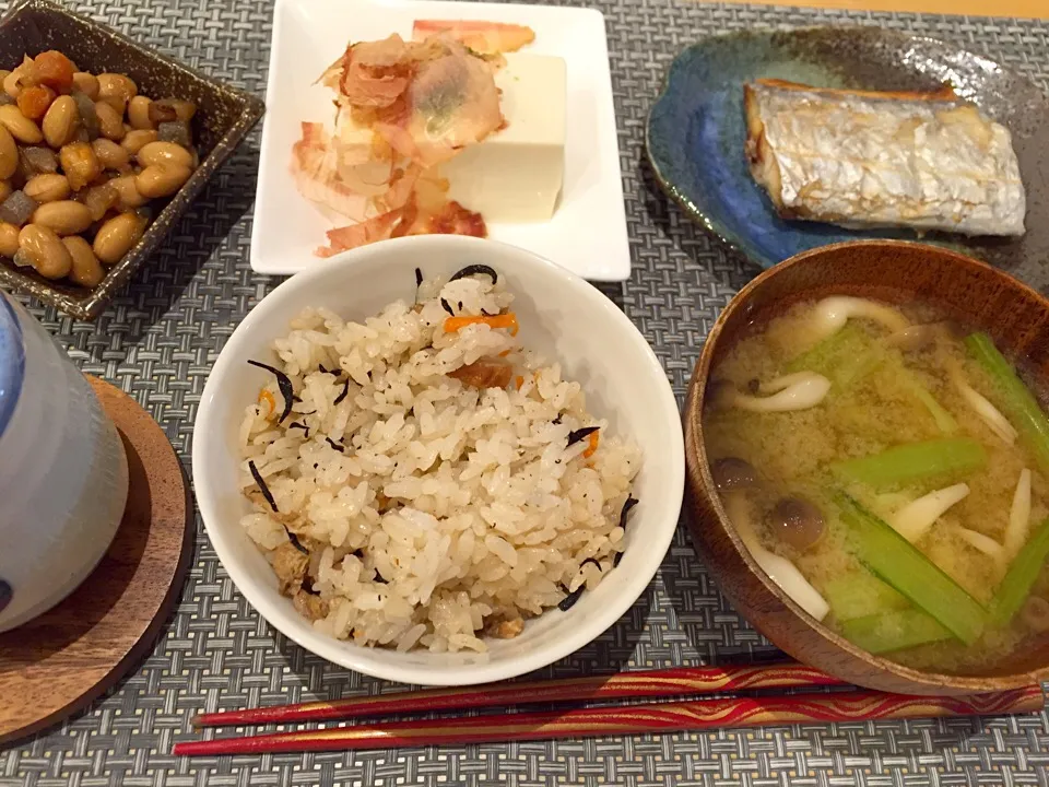 和食
ひじきご飯
小松菜ときのこ味噌汁
太刀魚塩焼き
冷奴
五目豆|のぴさん