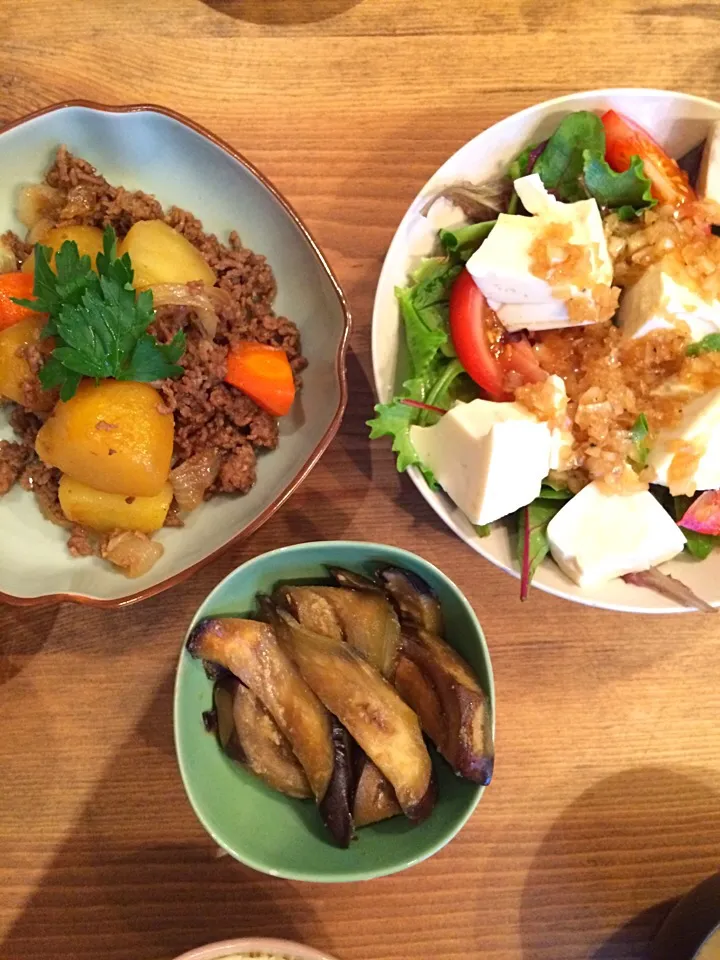 Snapdishの料理写真:ひき肉の肉じゃが
豆腐のサラダ(玉ねぎドレッシング)
ナスの味噌炒め|Tomomiさん