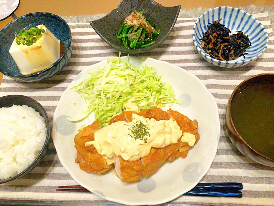 チキン南蛮、冷奴、ほうれん草のおひたし、ひじき、お吸い物|つんさん