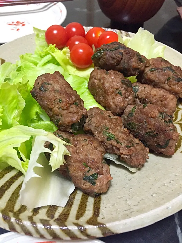 ひかりママさんの料理 混ぜて焼いただけ~♪つまみに最高♡大葉と柚子胡椒の焼きソーセージ♡|あやさん