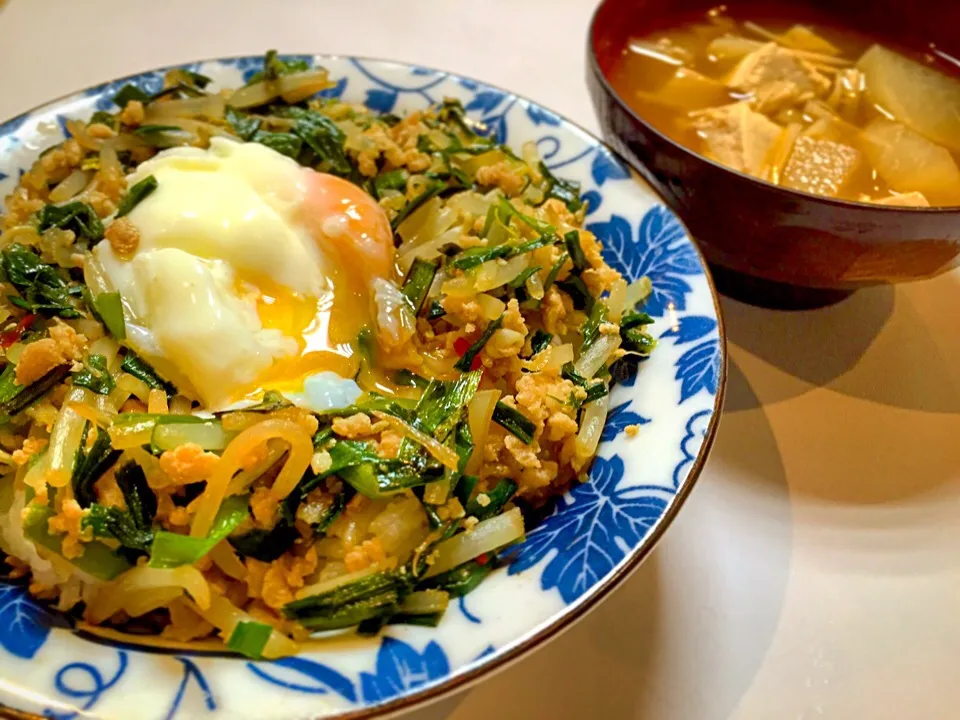 Snapdishの料理写真:中華風もやしとニラの鳥ひき肉丼&酒粕味噌汁|そふぃあさん