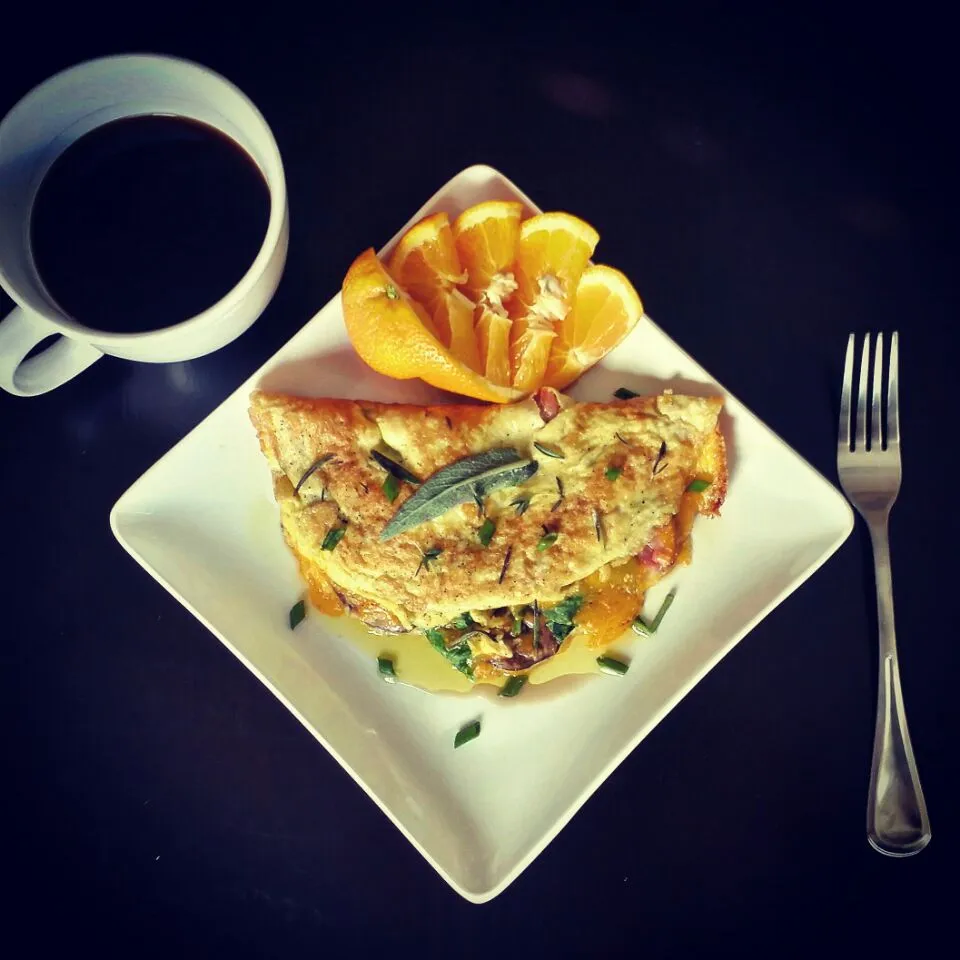 Ham & Cheddar Omelette w/ Spinach & Mushroom, Garnished w/ Fresh Herbs & Extra Virgin Olive Oil|Chef Cam Wolfeさん