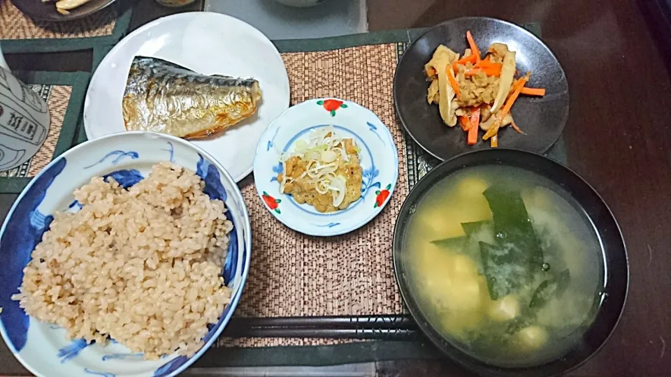 Snapdishの料理写真:鯖塩焼き&納豆&ニンジンとエリンギ&豆腐とワカメの味噌汁|まぐろさん