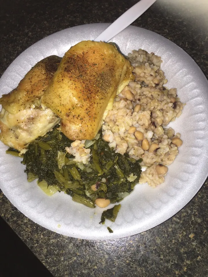 Dinner- black eyed peas with brown rice, season greens & baked chicken|Richard Thompsonさん