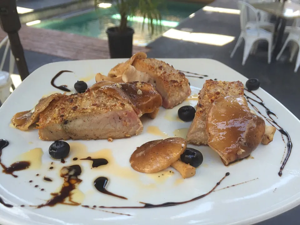 Pecan and almond flour crusted tuna with fresh shiitake mushrooms and a blueberry gastric with a walnut chile oil|michaelさん