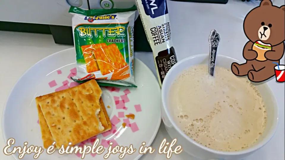 Owl instant coffee with milk & butter crackers 🍪☕|🌷lynnlicious🌷さん