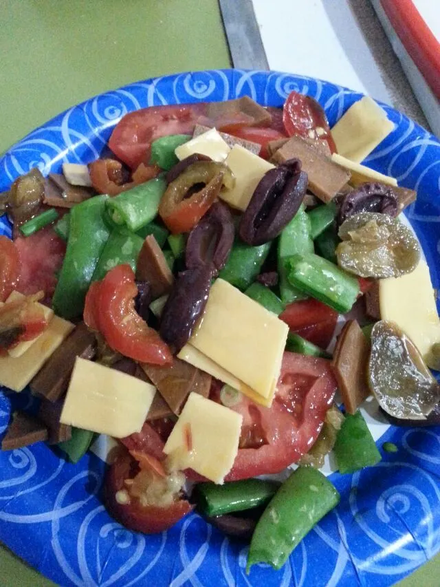 salad with yellow peppers red pepper, vegan ham and chz,kalamata, snow pea,  and hot cherry pepper.|Polly Gelfusoさん