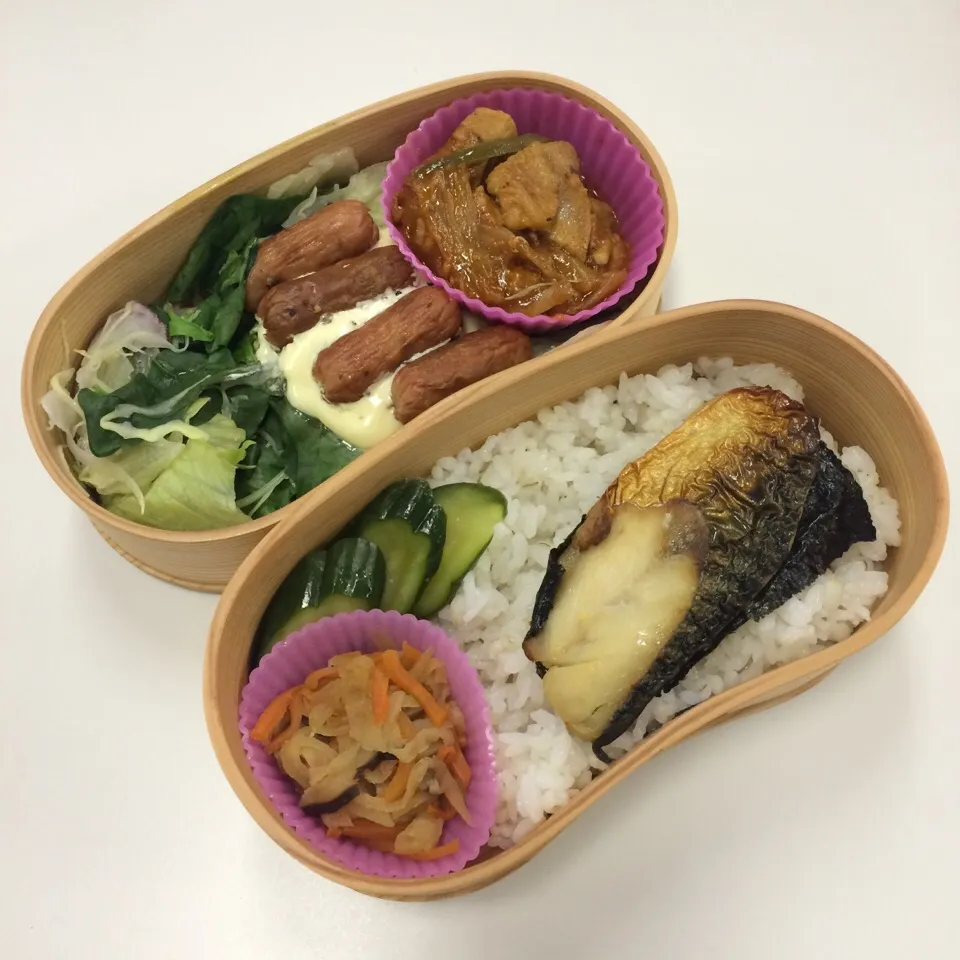 Snapdishの料理写真:弁当（鶏肉ケチャップ炒め、ソーセージ、サラダ、サバ照り焼き、切り干し大根、胡瓜ぬか漬け）|SasaMasa213さん