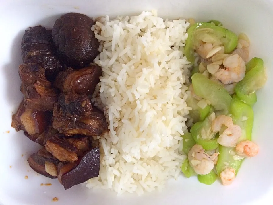 Braised pork belly with shitake and luffa with shrimp.|Ong Sor Fernさん