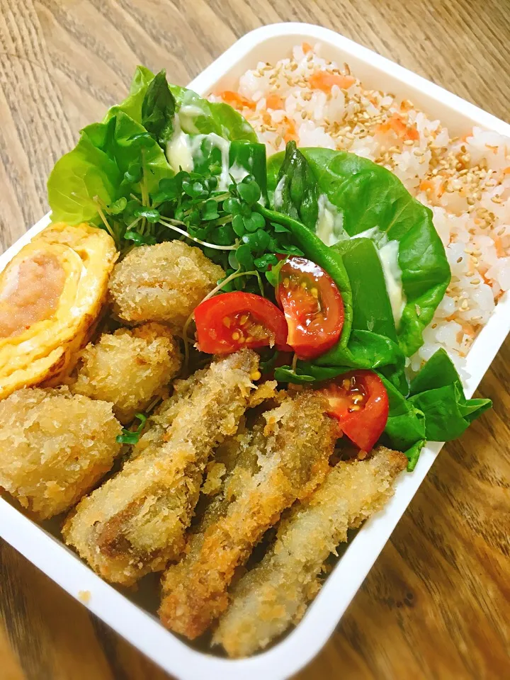 今日のお弁当
・黒はんぺんとベビー帆立のフライ
・明太子入り卵焼き
・アスパラサラダ
・手作り鮭フレーク|akiさん