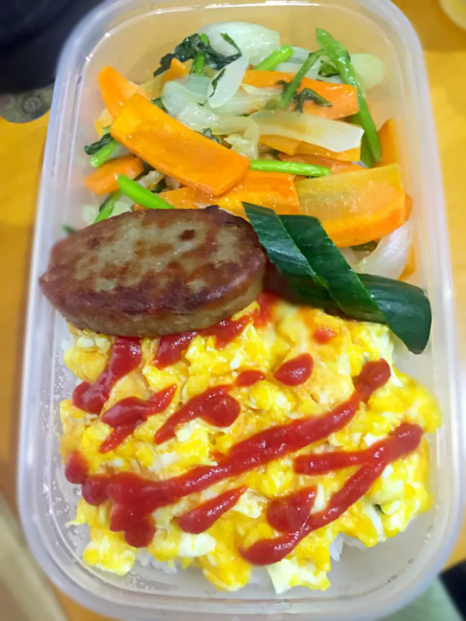 パパお弁当🍱 ハンバーグ  スクランブルエッグ  春菊と人参玉ねぎの野菜炒め きゅうりの漬物|ch＊K*∀o(^^*)♪さん