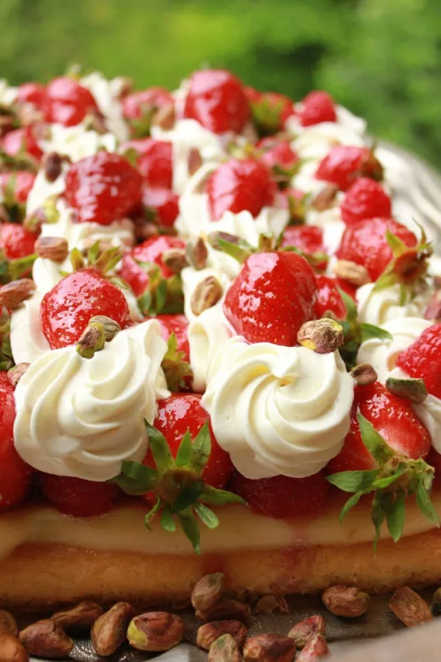 Strawberries, Raspberries and White Chocolate Chantilly Sponge Cake.|PHILIPPEさん