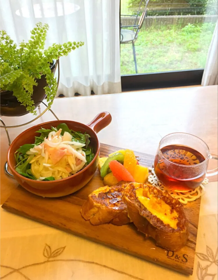 雨の日には…                                      山盛りサラダ(新玉ねぎとハムのマリネ)とフレンチトーストde     ランチ✨|くうちゃんさん