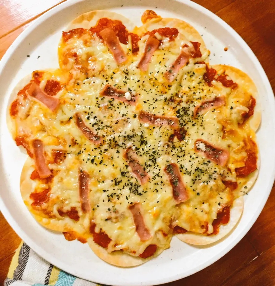 簡単餃子の皮ピザ🍕②仕上げはバジルと粉チーズとタバスコを振りかけて😋出来上がり編@//mari//|//mari//さん