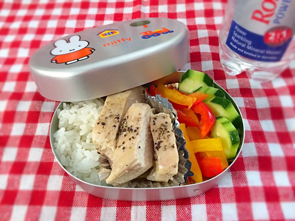 Snapdishの料理写真:お残り2分弁当。チキンステーキとカラフルサラダ|mikaさん