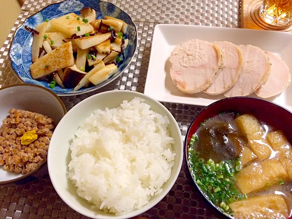 今日の夜ごはん

○とりハム
○長芋とエリンギの塩昆布炒め

昨日までカレーやったから、やたら納豆とお味噌汁が美味しい💖|えりえいたさん