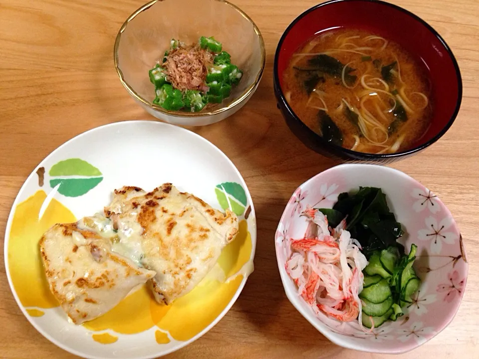 鶏胸肉のしそチーズ焼⭐️酢の物⭐️オクラのかつお和え⭐️お味噌汁|ほなさん