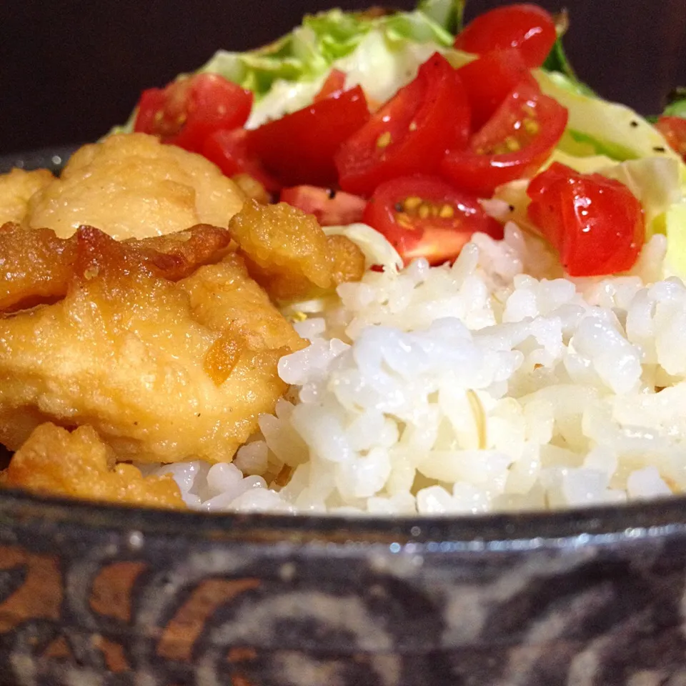 冷凍の唐揚げとキャベツにザクザクトマトドレッシングをかけて夕飯！|かけともさん