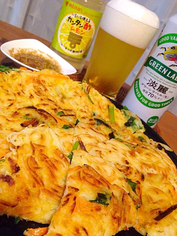 カリッとモチっと❤️そうめんチヂミ😋🍻✨ タレはカンタン酢レモンを使って作りました。 禁断の炭水化物&ビールだけど、たまりません❤️とまりません❤️|アイさん