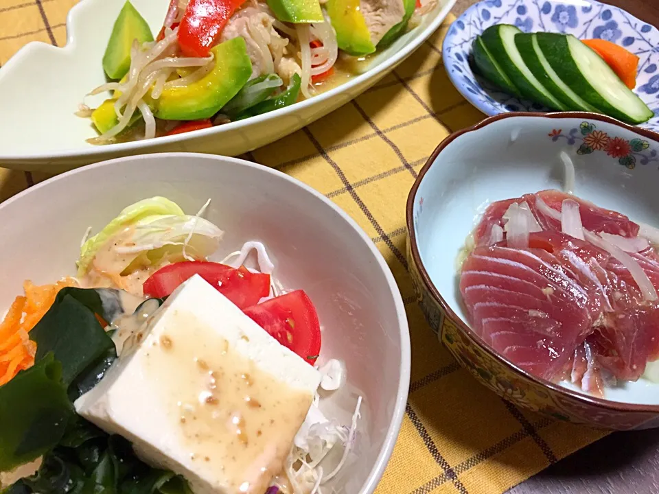 Snapdishの料理写真:豆腐サラダ・鰹新玉ねぎ和え物・鶏とアボカドの炒め煮|Yuko Kisoさん