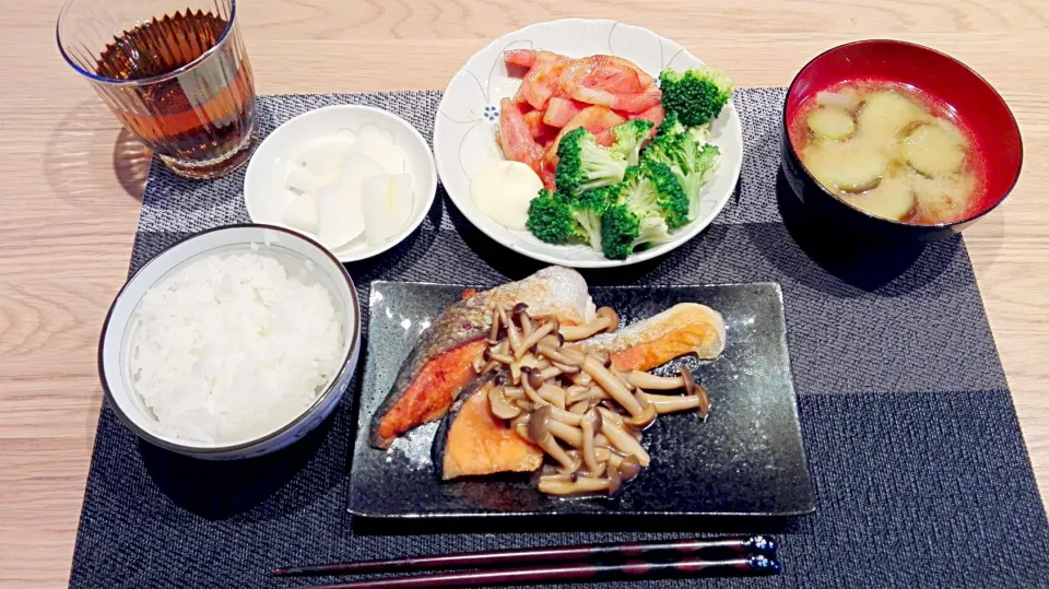 鮭のキノコのガリバタ醤油ソースがけ
ハムステーキとブロッコリー
茄子の味噌汁
大根のお漬け物|むつみさん