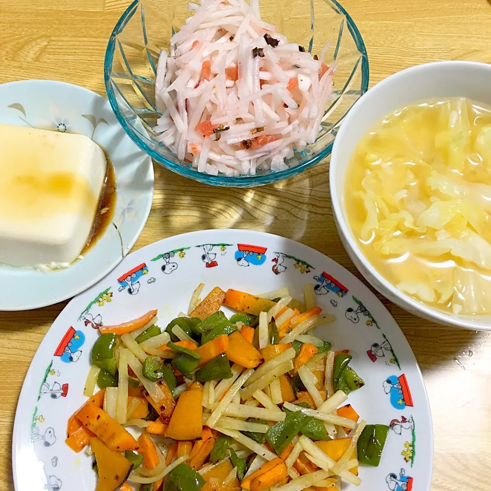 Snapdishの料理写真:豆腐
大根と梅のサラダ
キャベツのみそ汁
野菜のバター炒め|あきえさん