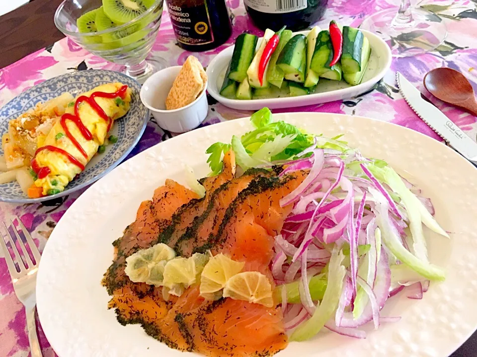 スモークハーブサーモン&ピクルス🌿とベジオム🍴|ふかرさん