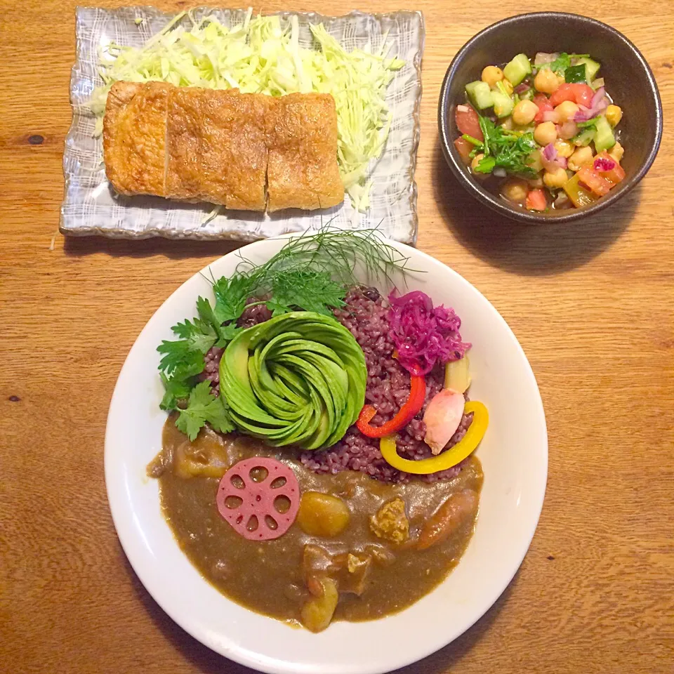 vegan
厚揚げカレーライス
油揚げと高野豆腐でトンカツ風
ひよこ豆のサラダ|makiko_aさん