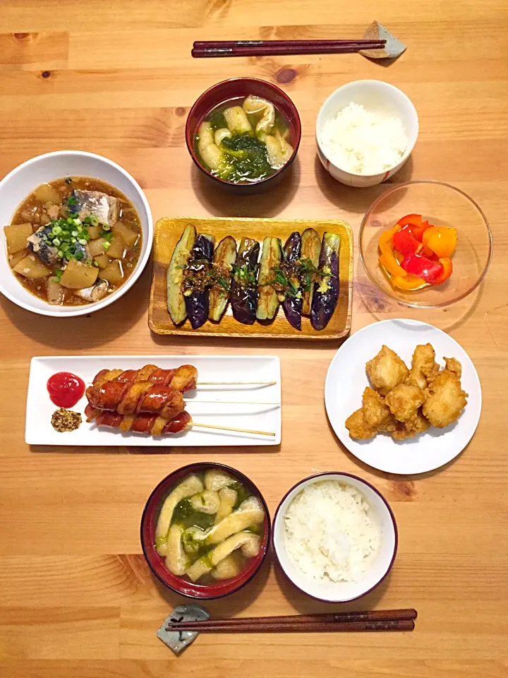 茄子の素揚げ、鳥唐揚げ、パプリカのマリネ、大根と鯖缶の煮物、あおさと油揚げの味噌汁。|Daisuke Kasaharaさん