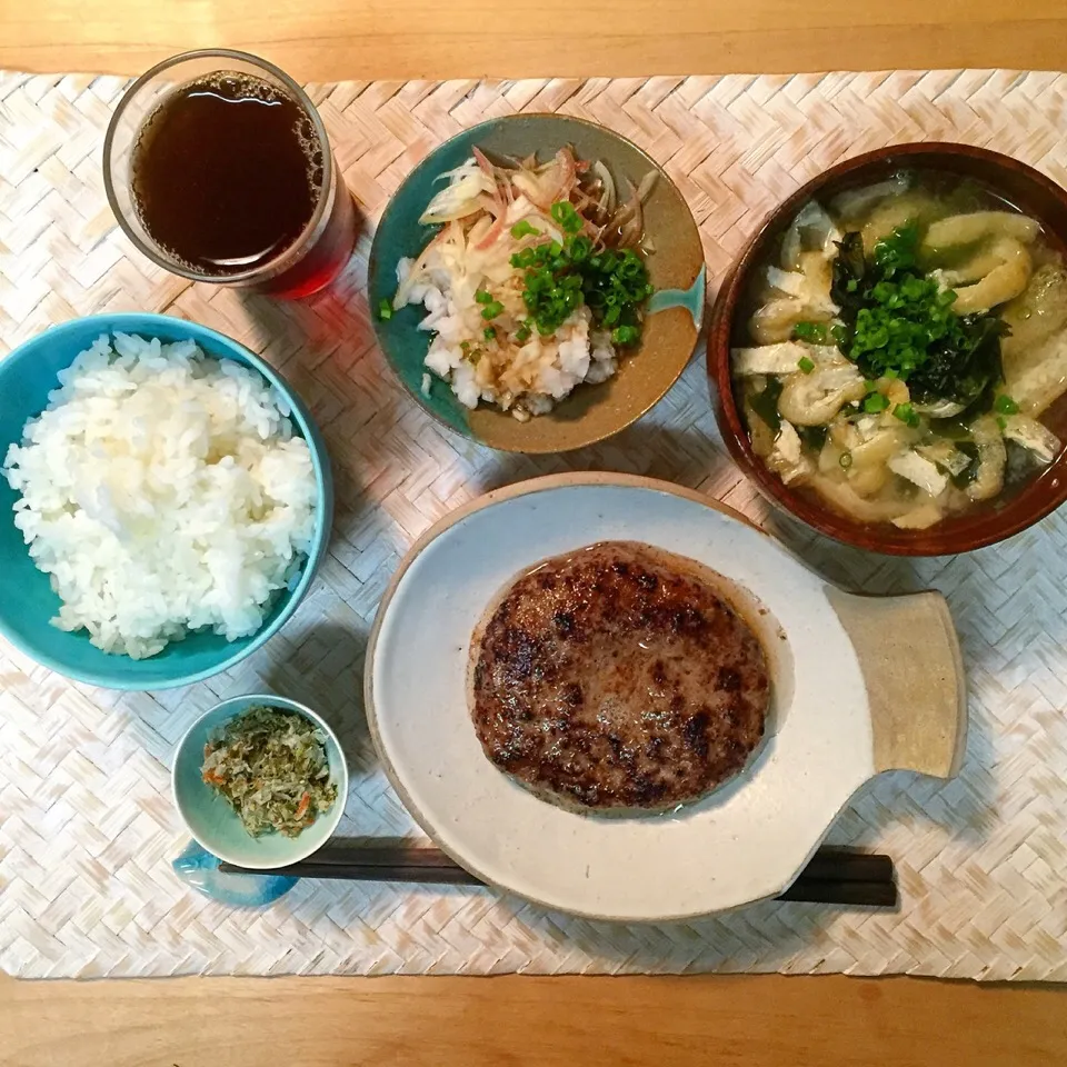 Snapdishの料理写真:鬼おろしポン酢と薬味のハンバーグ、油揚げとワカメのお味噌汁、生ふりかけの和定食|maruruさん