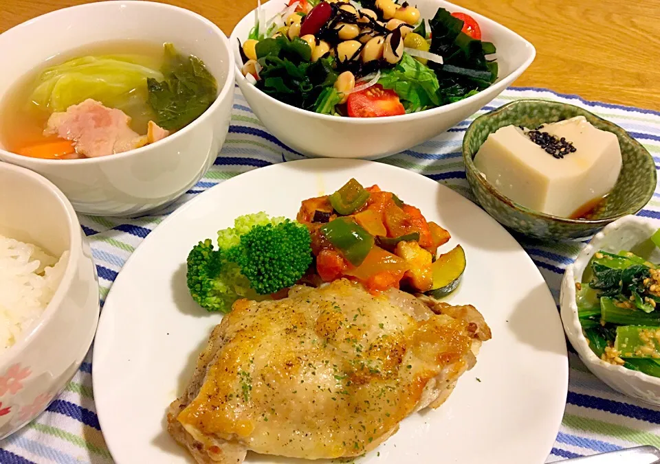 ＊鶏もも肉のグリル♡カポナータ添え
＊大きめ野菜のスープ
＊水菜と大根とお豆と海藻のサラダ
＊胡麻豆腐
＊小松菜のおひたし|モケモケさん