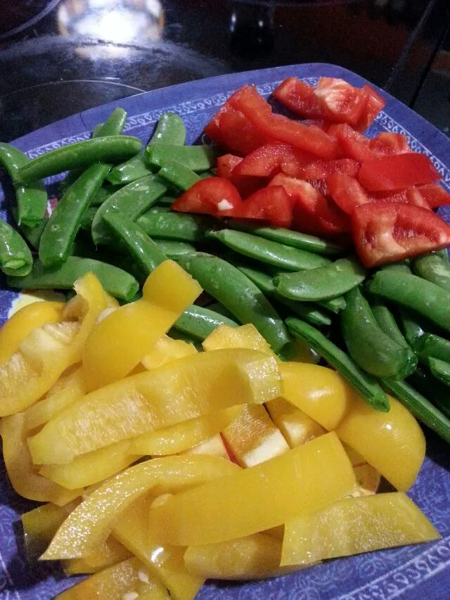 Snapdishの料理写真:veggie platter to dip into hummus for a warm spring night.|Polly Gelfusoさん