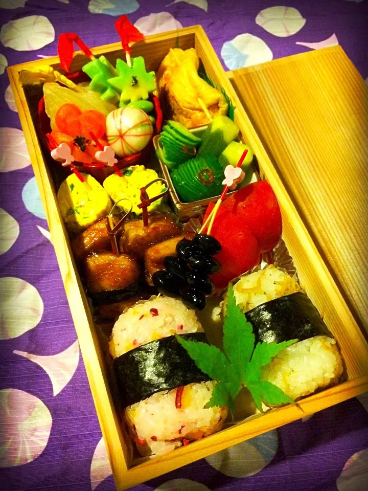 大人のお弁当*˙︶˙*)💞。

🌿蕪と花人参、毱麸、青紅葉麸、枝豆の煮浸し。
🌿納豆、葱、キムチのお揚げ焼き
🌿自家製ベーコンとわけぎの卵焼き
🌿胡瓜とオクラの梅酢浅漬け
🌿木綿豆腐の甘辛煮
🌿黒豆
🌿トマト
🌿沢庵、しば漬け、白胡麻握り
🌿山椒ちりめん握り|💍ごはん🍚さん