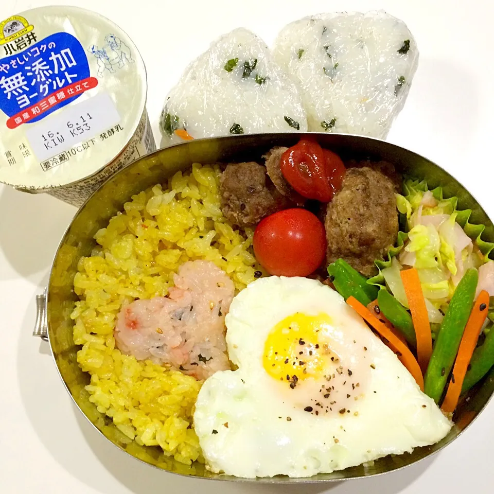 Snapdishの料理写真:❤️のたらこごはんとカレーごはん  ハンバーグ  目玉焼き  キャベツとハムのブイヨン蒸し  インゲンと人参のきんぴら  プチトマト    鮭わかめミニおにぎり 無添加ヨーグルト|Juneさん