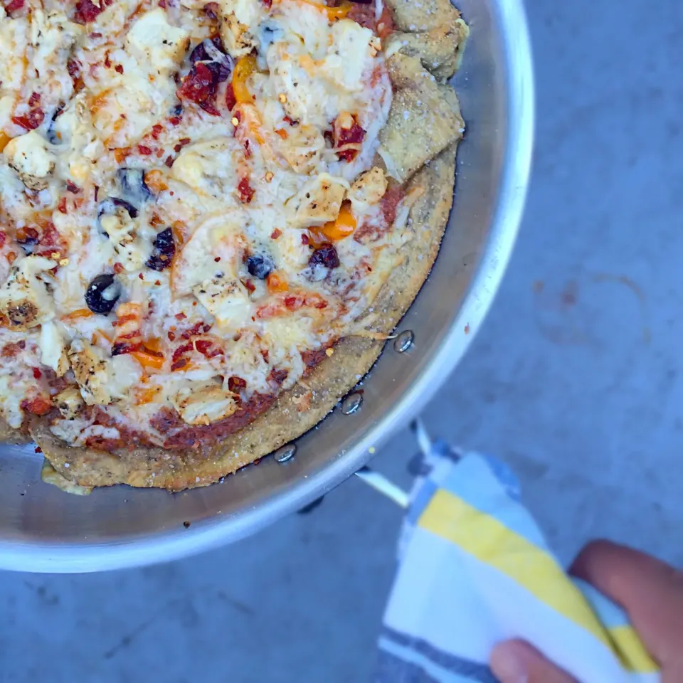 Skillet Pizza- kalamata olives, sundried tomatoes, roasted garlic-infused olive oil glaze.|David Auston Johnsonさん