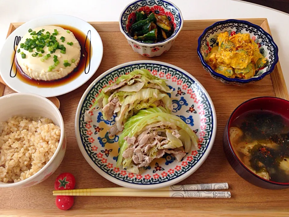 豚肉とキャベツの蒸しミルフィーユ、かぼちゃとじゃがいものほっくりマヨ和え、きゅうりの中華漬け、寄せ豆腐、お揚げとわかめのお味噌汁、玄米|にゅきさん