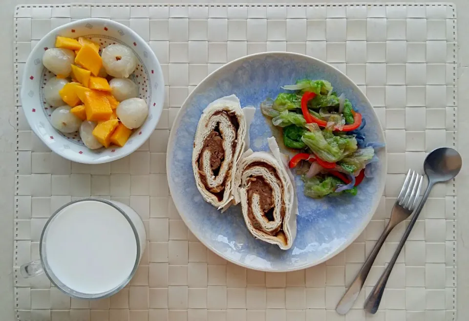 Breakfast: steamed meat buns roll, boiled vegetable, lychee, mango, and milk.|Liciaさん