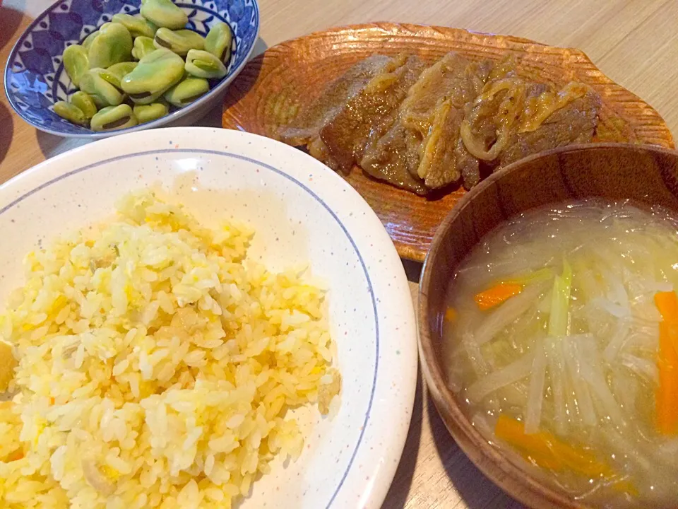 夜ごはん 黒毛和牛で焼肉、卵炒飯、春雨スープ、空豆|きむらゆりかさん