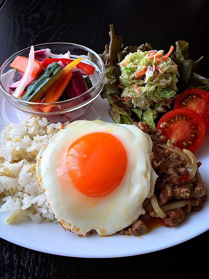 ⭐️ひき肉とモヤシのピリ辛味噌炒めご飯
⭐️コールスロー
⭐️フレッシュピクルス|よっちぃさん