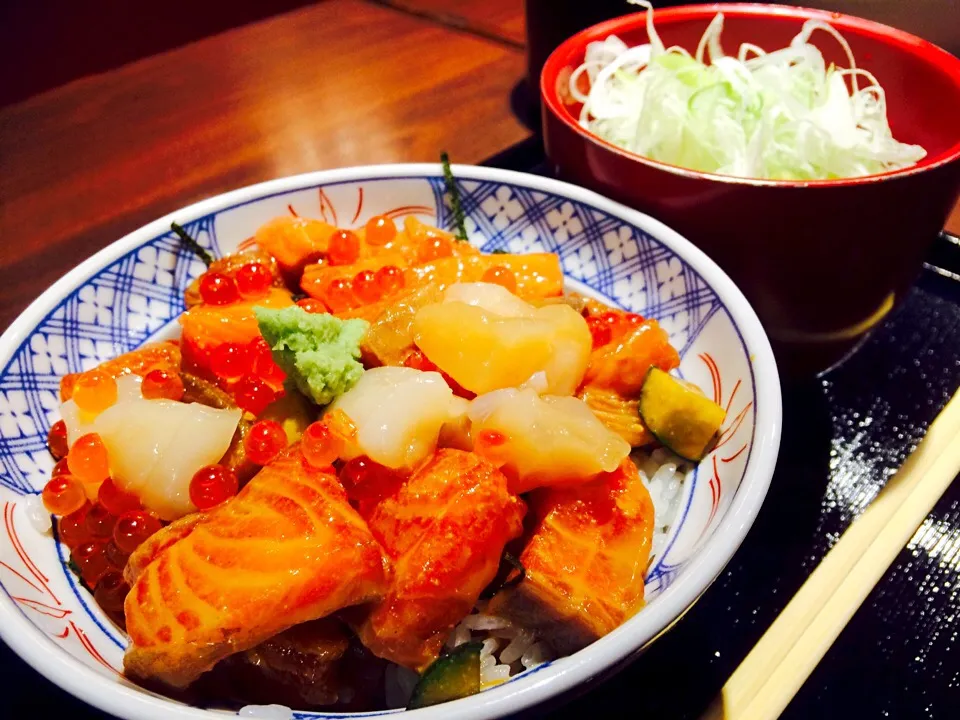 Snapdishの料理写真:俺の海鮮丼、ミニそばセット@そば おでん 俺のだし 赤坂|おかっぴーさん