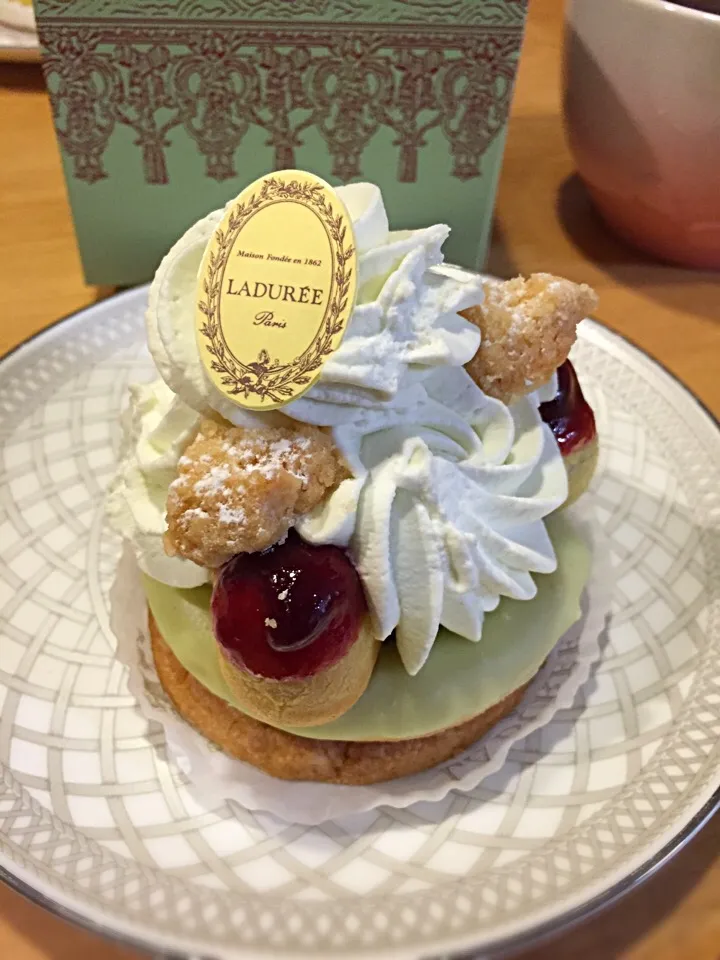 Snapdishの料理写真:サントノレ・ピスターシュグリオット@LADUREE|みきさん