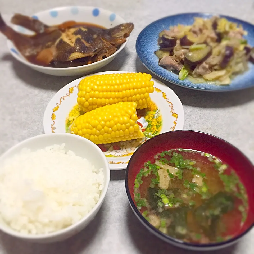 Snapdishの料理写真:夏野菜たっぷり晩御飯

白米
油揚げの味噌汁
野菜炒め
カレイの煮付け
とうもろこし|mariaさん