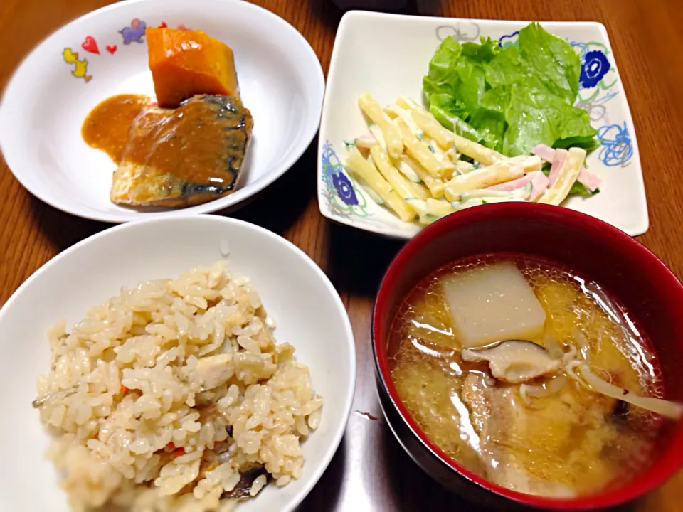 炊き込みご飯
鯖の味噌煮
豚汁
マカロニサラダ
カボチャの煮物|zonoさん