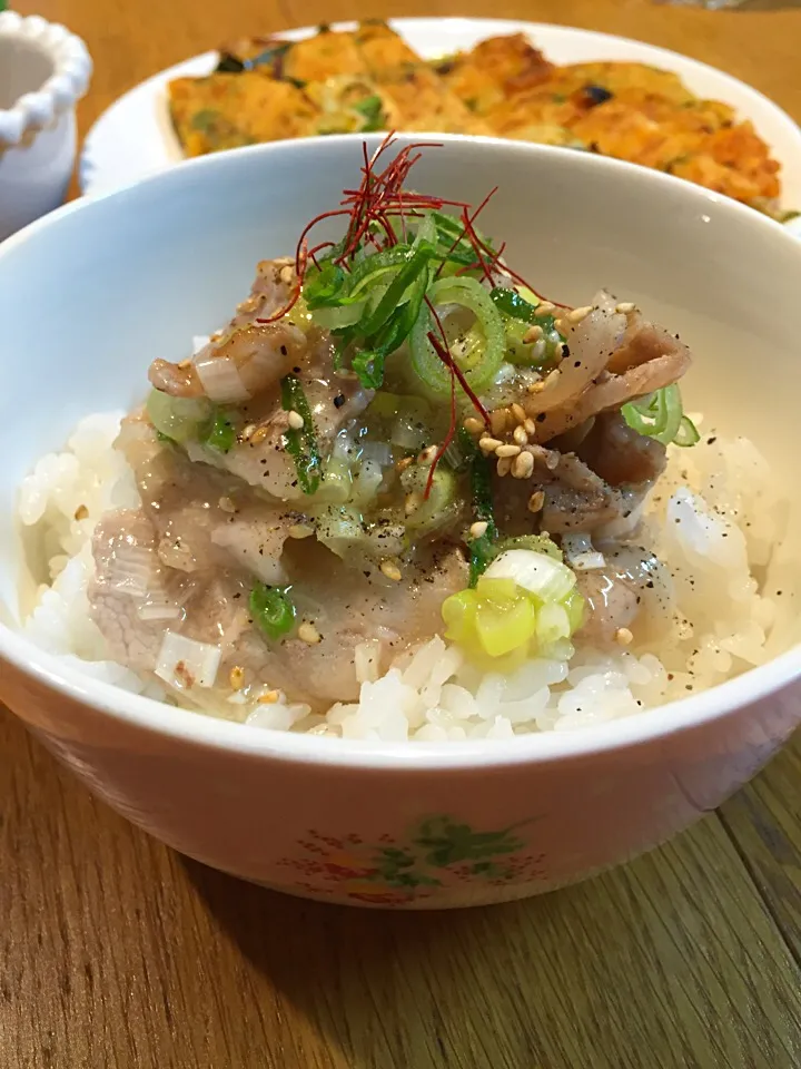 あっという間に！焼肉屋さんの味  ネギ塩豚丼|まつださんさん