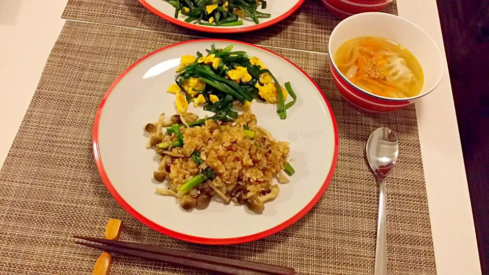 今日の夕食　アスパラとツナの焼き飯、白だしのニラ玉、冷凍餃子の塩麹スープ|pinknari🐰🌈さん