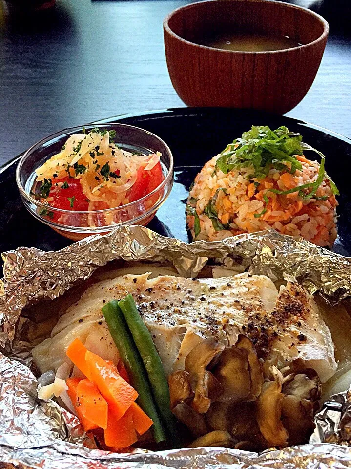 ⭐️鱈のホイル焼き
⭐️鮭とシソの混ぜご飯
⭐️トマトと玉ねぎの和風マリネサラダ
⭐️なめこと豆腐とワカメの味噌汁|よっちぃさん