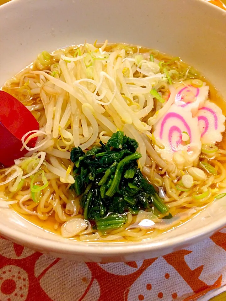 どシンプルな醤油ラーメンで夕食🍜|かずみさん