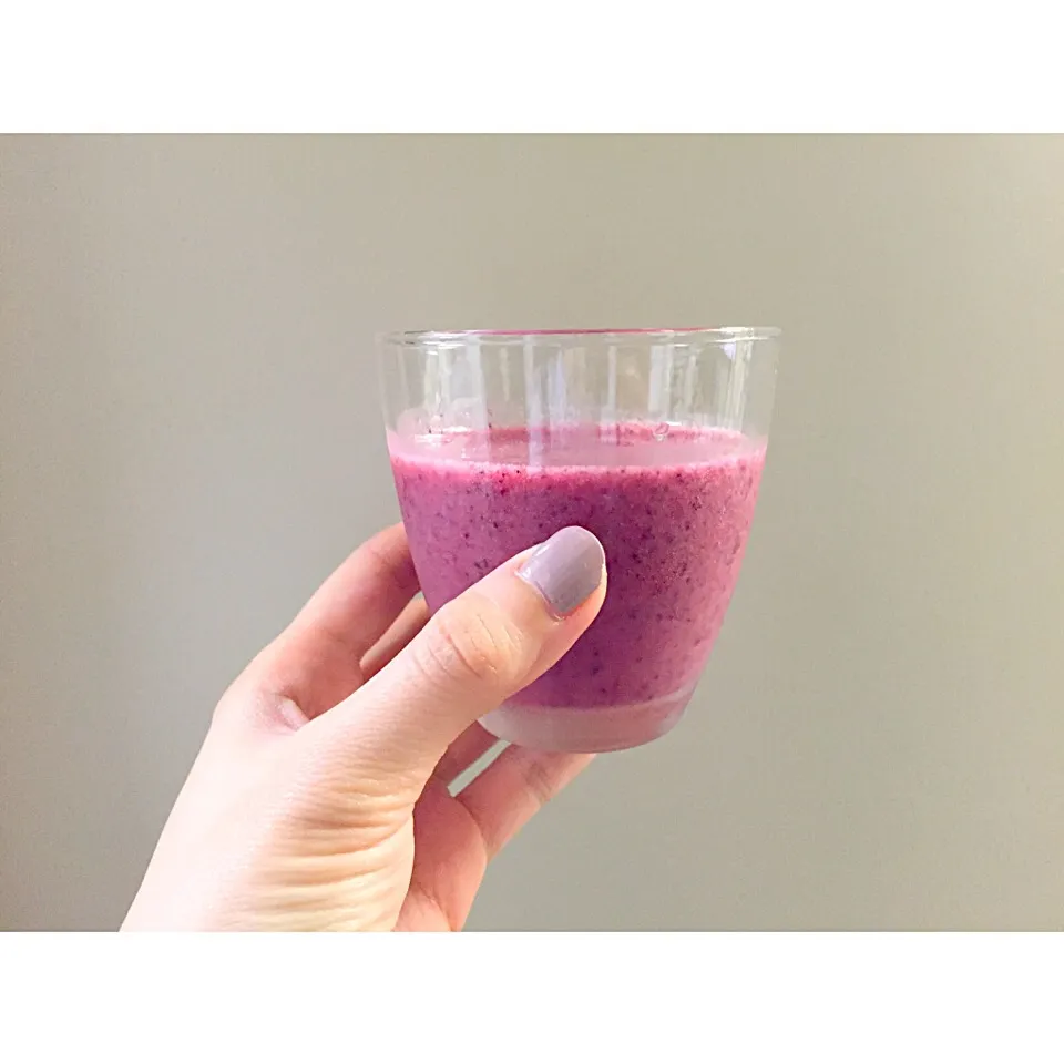 Today's smoothie.
いちご、ブルーベリー、バナナ、えごま油|chiikoさん